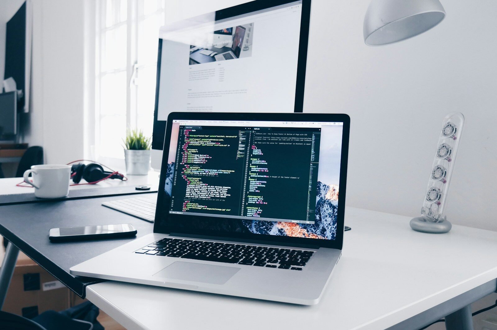 Notebook com codigo e interface digital moderna para representar sites, landing pages e performance da MK4 Studio