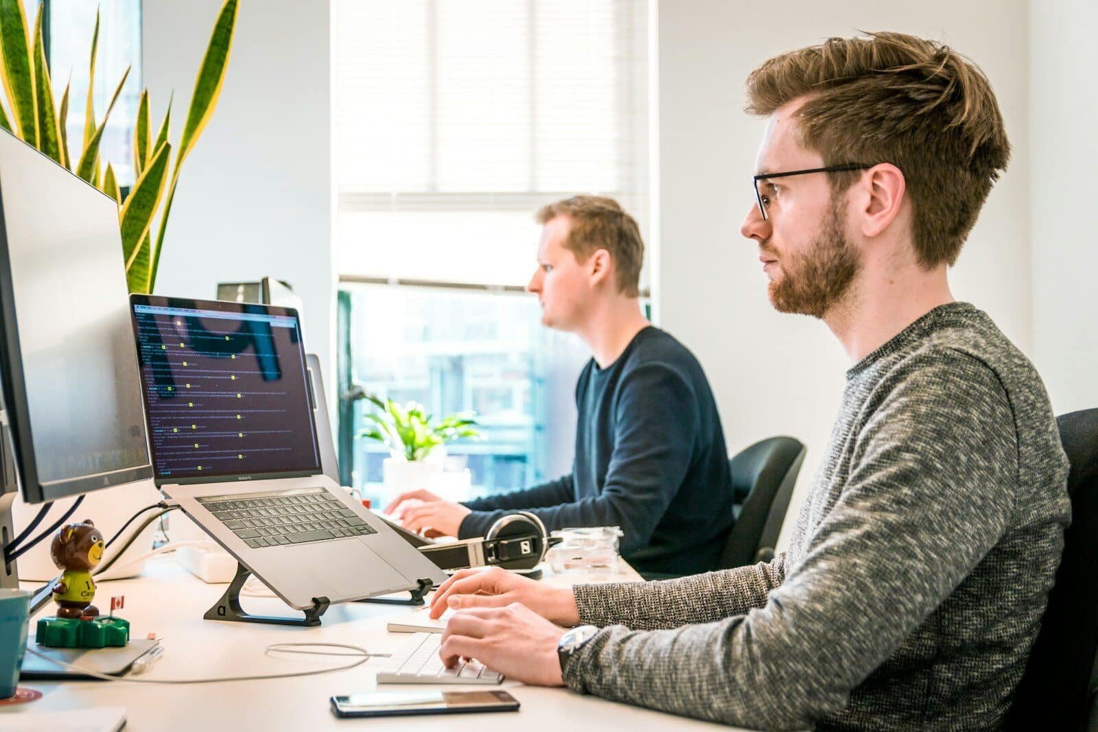 Equipe trabalhando em notebooks em um projeto digital, representando estrategia, UX e automacao para crescimento online